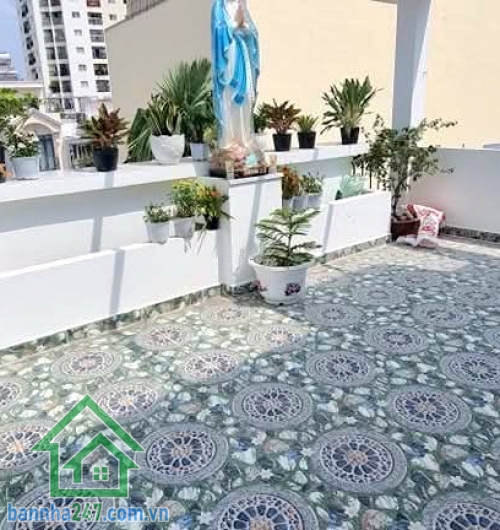 CHỈ 9,5 TỶ – NHÀ ĐẸP LUNG LINH – 62M² – 4 TẦNG BTCT – HXH LÊ THÚC HOẠCH – TẶNG 50% NỘI THẤT XỊN * Kết cấu: 4 tầng BTCT, 5PN – 6WC, phòng khách, bếp, sân, ban công rộng rãi.