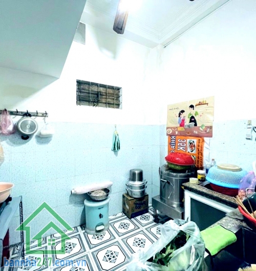 CHỈ 9 TỶ – HXH ÚT TỊCH TÂN BÌNH – 5 TẦNG BTCT - GẦN GA T3 – 6PN 6WC – CÓ DÒNG TIỀN Diện tích: 40m² – nở hậu, sổ vuông Kết cấu: 1 trệt + 3 lầu + sân thượng, đúc BTCT kiên cố. Công năng: 6 phòng ngủ – 6 WC, phòng khách, bếp, ban công