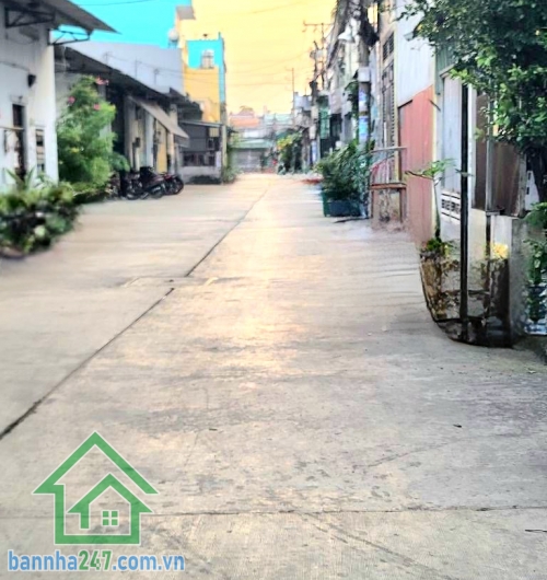 CHỈ 5,8 TỶ – SIÊU PHẨM 4 TẦNG – HẺM 7M – GẦN AEON MALL - DT: 42m² (4x11)m – 4PN – 4WC – BTCT kiên cố Nhà 4 tầng BTCT, xây kiên cố – 4PN, 4WC, ban công thoáng.