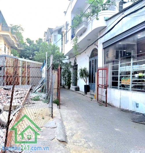 CHỈ 6,5 TỶ (TL) -NHÀ 3 TẦNG BTCT – HẺM Ô TÔ – CÁCH MT PHAN HUY ÍCH 30M - DT: 50M² - 3PN - 4WC Diện tích: 50m² (5 x 10m) – đất vuông vức, đẹp. 1 trệt + 1 lửng + 1 lầu + sân thượng. 3 PN - 4 WC