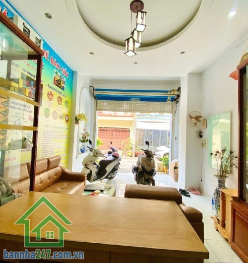 NHỈNH 8 TỶ - NHÀ ĐẸP Ở NGAY – HỒ ĐỨC DI, TÂN PHÚ * DT: 60m² (4x15)m, 3 tầng BTCT kiên cố. * Thiết kế: 4PN – 5WC – giếng trời thoáng mát. * Hẻm nhựa 8m – ô tô ngủ trong nhà. 