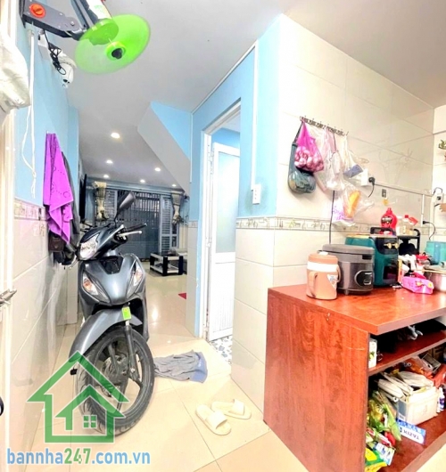 CHỈ 3,9 TỶ – HIẾM! NHÀ ĐẸP LẠC LONG QUÂN P10 – 36m² – NỞ HẬU TÀI LỘC - 3PN, 2WC Kết cấu: 2 Tầng (1 trệt 1 lầu), thiết kế đẹp – 3PN, 2WC Nhà còn rất mới, dọn và ở ngay.