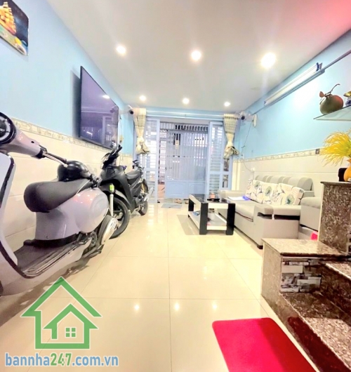 CHỈ 3,9 TỶ – HIẾM! NHÀ ĐẸP LẠC LONG QUÂN P10 – 36m² – NỞ HẬU TÀI LỘC - 3PN, 2WC Kết cấu: 2 Tầng (1 trệt 1 lầu), thiết kế đẹp – 3PN, 2WC Nhà còn rất mới, dọn và ở ngay.