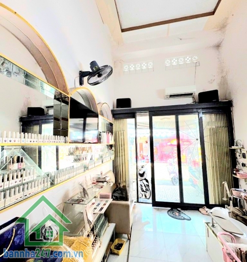 CHỈ 6,99 TỶ – MẶT TIỀN KINH DOANH SẦM UẤT – PHỐ ẨM THỰC NGUYỄN SƠN – 2PN – 2WC Vị trí vàng: Ngay mặt tiền kinh doanh tấp nập, sát Nguyễn Sơn – Lũy Bán Bích. Xung quanh đầy đủ tiện ích: trường học, UBND phường, chợ, ngân hàng...
