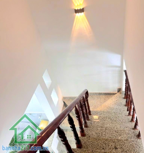 CHỈ 4,95 TỶ – HẺM XE TẢI VIP – NHÀ ĐẸP Ở LIỀN – LÊ VĂN QUỚI – 2 TẦNG BTCT – 2PN, 2WC – DT 4x12m (CN 45m² VUÔNG VỨC) Nhà mới – dọn vào ở ngay. Tặng kèm: 1 máy lạnh + bộ bàn ghế cao cấp. - Kết cấu: Trệt + lầu BTCT, 2PN, 2WC.