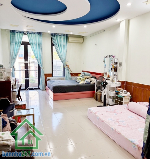 CHỈ 14,3 TỶ – NHÀ MẶT TIỀN KINH DOANH ĐƯỜNG NHỰA 10M – TRUNG TÂM TÂN PHÚ – 5 TẦNG – KHU BIỆT THỰ - 5PN, 5WC, gara để 2 ô tô  * Diện tích: 4.2 x 21,4m, công nhận 89.9m² 