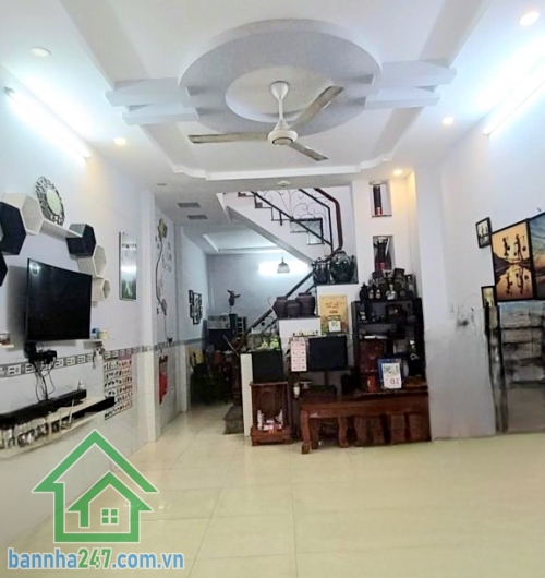 CHỈ 4,5 TỶ – NHÀ ĐẸP HẺM XE TẢI – NGANG 4.5M – GẦN HƯƠNG LỘ 3 – CÁCH AEON MALL TÂN PHÚ VÀI PHÚT! DT: 48m² (4x12m, nở hậu 4.5m), vuông vức phong thủy tốt. Kết cấu: 1 trệt, 1 lầu BTCT kiên cố – 2PN, 2WC, phòng khách, bếp, ban công trước sau. 