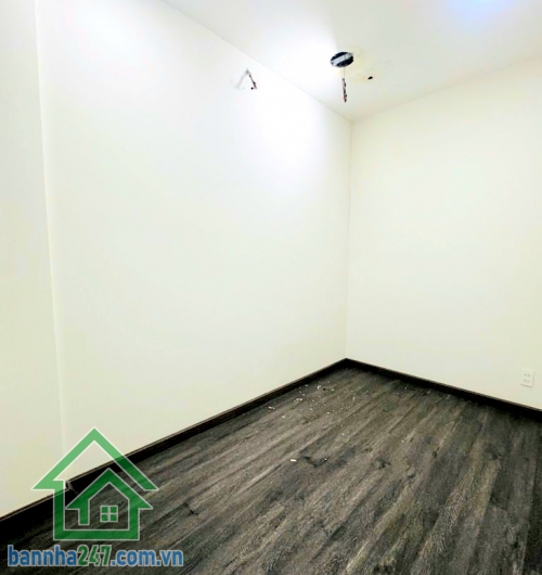 CHỈ 6,9 TỶ - MTKD PHẠM PHÚ THỨ – TT CHỢ VẢI TÂN BÌNH - 3 TẦNG - DTSD: 75M² - 2PN - 2WC GIÁP BÀU CÁT – KHU SẦM UẤT BẬC NHẤT Diện tích: 33m² (3 x 11m) – công nhận đủ. Kết cấu: 3 tầng - 2 PN - 2 WC. Nhà gọn gàng, dễ khai thác kinh doanh