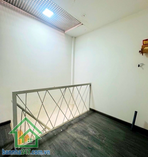 CHỈ 6,9 TỶ - MTKD PHẠM PHÚ THỨ – TT CHỢ VẢI TÂN BÌNH - 3 TẦNG - DTSD: 75M² - 2PN - 2WC GIÁP BÀU CÁT – KHU SẦM UẤT BẬC NHẤT Diện tích: 33m² (3 x 11m) – công nhận đủ. Kết cấu: 3 tầng - 2 PN - 2 WC. Nhà gọn gàng, dễ khai thác kinh doanh