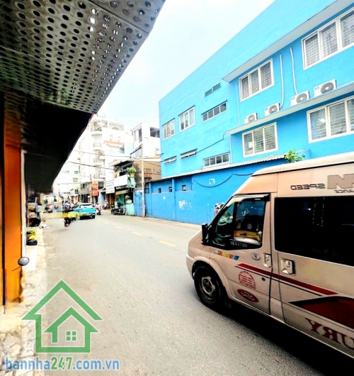 CHỈ 6,9 TỶ - MTKD PHẠM PHÚ THỨ – TT CHỢ VẢI TÂN BÌNH - 3 TẦNG - DTSD: 75M² - 2PN - 2WC GIÁP BÀU CÁT – KHU SẦM UẤT BẬC NHẤT Diện tích: 33m² (3 x 11m) – công nhận đủ. Kết cấu: 3 tầng - 2 PN - 2 WC. Nhà gọn gàng, dễ khai thác kinh doanh