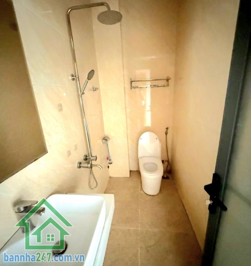 CHỈ 9,9 TỶ – NHÀ 5 TẦNG HXH 6M – TRƯỜNG CHINH, P.14 TÂN BÌNH – GẦN GA T3 - DT: (4 x 13)M - 5PN - 6WC Vị trí trung tâm: đường Trường Chinh, Phường 14, Tân Bình