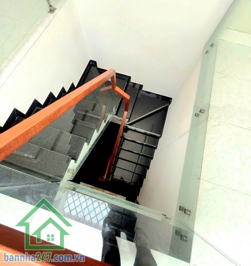CHỈ 9,9 TỶ – NHÀ 5 TẦNG HXH 6M – TRƯỜNG CHINH, P.14 TÂN BÌNH – GẦN GA T3 - DT: (4 x 13)M - 5PN - 6WC Vị trí trung tâm: đường Trường Chinh, Phường 14, Tân Bình