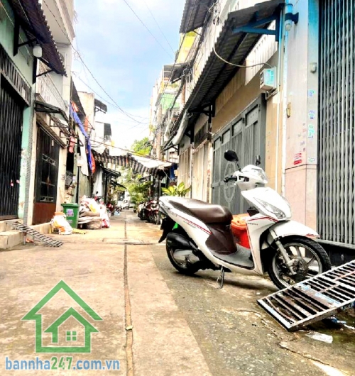 CHỈ 3,1 TỶ - NHÀ HẺM 4M – GẦN NGÃ TƯ MÃ LÒ & 18B – 4x8m (32m²) - 2PN * Diện tích: 4x8m (32m²) – 2 tầng, gồm 2PN, bố trí gọn gàng, ở liền. * Hướng Tây, hẻm trước nhà 4m.