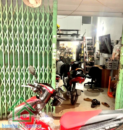 CHỈ 3,1 TỶ - NHÀ HẺM 4M – GẦN NGÃ TƯ MÃ LÒ & 18B – 4x8m (32m²) - 2PN * Diện tích: 4x8m (32m²) – 2 tầng, gồm 2PN, bố trí gọn gàng, ở liền. * Hướng Tây, hẻm trước nhà 4m.