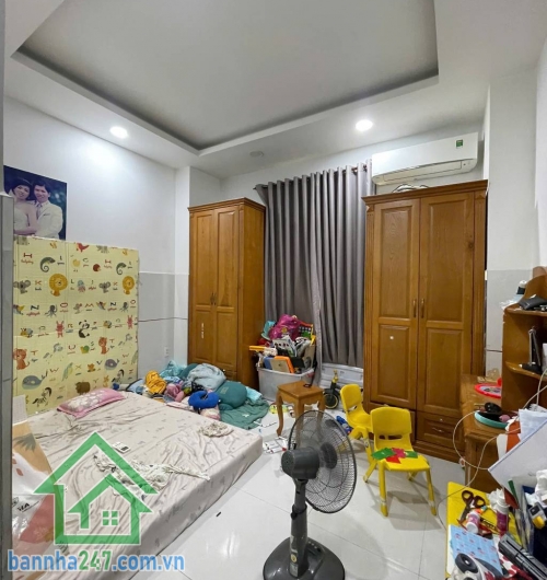NHÀ ĐẸP 4 TẦNG GẦN LÊ VĂN QUỚI – HẺM 7M THÔNG – CHỈ NHỈNH 6 TỶ DT: 64m² (4 x 14m) – xây dựng kiên cố, vào ở ngay!  4 tầng cực chắc chắn, gồm 4 phòng ngủ rộng.