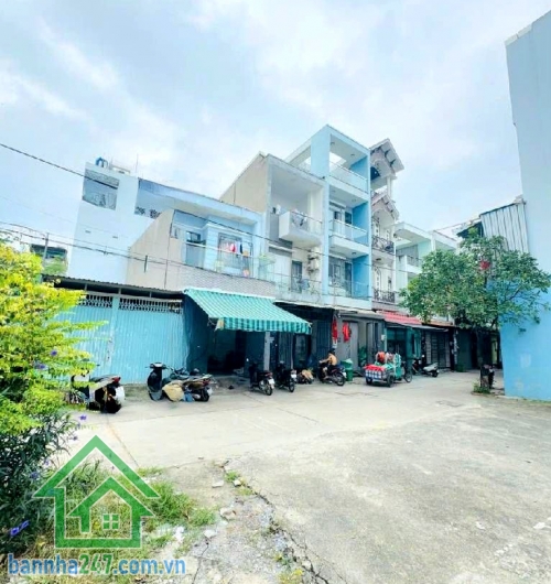 NHỈNH 3 TỶ – HẺM XE HƠI 6M – NHÀ CẤP 4 TIỆN XÂY MỚI - DT 68m² (4×15.5)m – SỔ VUÔNG VỨC – GẦN AEON TÂN PHÚ Kết cấu: • Nhà cấp 4, có 1 WC • Nền cao ráo – sạc