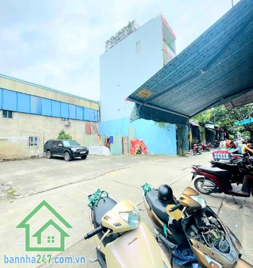 NHỈNH 3 TỶ – HẺM XE HƠI 6M – NHÀ CẤP 4 TIỆN XÂY MỚI - DT 68m² (4×15.5)m – SỔ VUÔNG VỨC – GẦN AEON TÂN PHÚ Kết cấu: • Nhà cấp 4, có 1 WC • Nền cao ráo – sạc