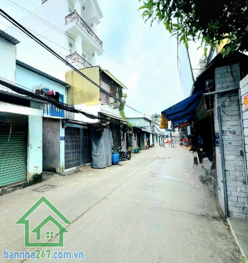 NHỈNH 3 TỶ – HẺM XE HƠI 6M – NHÀ CẤP 4 TIỆN XÂY MỚI - DT 68m² (4×15.5)m – SỔ VUÔNG VỨC – GẦN AEON TÂN PHÚ Kết cấu: • Nhà cấp 4, có 1 WC • Nền cao ráo – sạc
