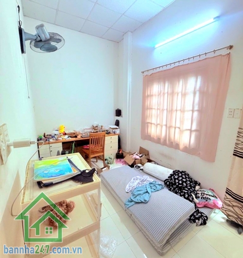 CHỈ 7,2 TỶ – HXH LUỸ BÁN BÍCH – NGAY THOẠI NGỌC HẦU – 64m² – 2 TẦNG – 4PN – 3WC Diện tích: 3.85 x 16m – 64m² Kết cấu: 1 trệt 1 lầu – 4PN, 3WC Hẻm xe tải – thông tứ hướng, di chuyển cực thuận tiện. Vị trí vàng: sát chợ, trường học, bệnh viện, UBND