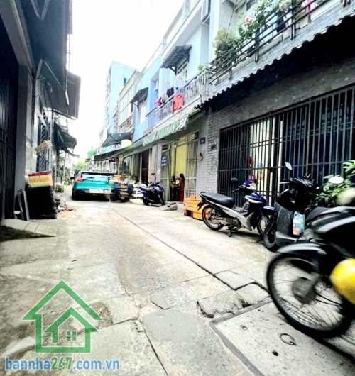 CHỈ 3,65 TỶ – NHÀ 2 TẦNG GÒ XOÀI, SÁT TÂN PHÚ – NHÀ MỚI ĐẸP – FULL PHÁP LÝ Diện tích: 4x7m (28m²), 2 Tầng BTCT (1 trệt 1 lầu)- 2 PN – 2 WC. Hẻm 5m thông, xe hơi ra vào thỉai mái.