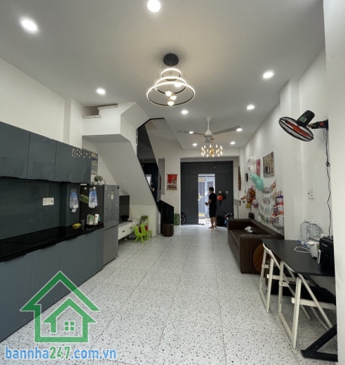 NHÀ MỚI 3 TẦNG – GẦN TÊN LỬA – Ở NGAY – CHỈ NHỈNH 4 TỶ Vị trí đẹp – giáp Tân Phú – gần BV Bình Tân – kế bên Tên Lửa DT: 4.2 x 12m – sổ nở hậu phong thuỷ tốt.