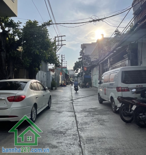 NHÀ MỚI 3 TẦNG – GẦN TÊN LỬA – Ở NGAY – CHỈ NHỈNH 4 TỶ Vị trí đẹp – giáp Tân Phú – gần BV Bình Tân – kế bên Tên Lửa DT: 4.2 x 12m – sổ nở hậu phong thuỷ tốt.