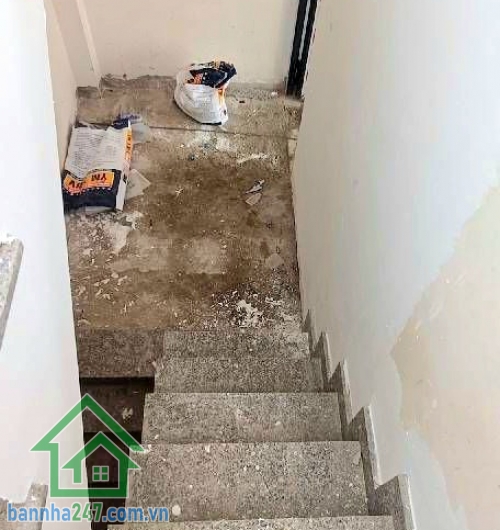 CHỈ 5,5 TỶ - NHÀ HẺM XE HƠI ĐỖ CỬA – VƯỜN LÀI – LÊ VĂN PHAN – TÂN PHÚ - 2 PN – 3 WC (mỗi tầng 1 WC) Diện tích: 28m² (4x 7)m Kết cấu: Trệt + Lửng + 2 Lầu + Sân thượng