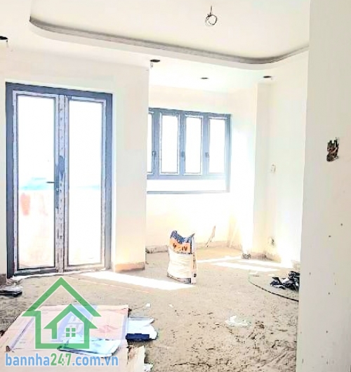 CHỈ 5,5 TỶ - NHÀ HẺM XE HƠI ĐỖ CỬA – VƯỜN LÀI – LÊ VĂN PHAN – TÂN PHÚ - 2 PN – 3 WC (mỗi tầng 1 WC) Diện tích: 28m² (4x 7)m Kết cấu: Trệt + Lửng + 2 Lầu + Sân thượng