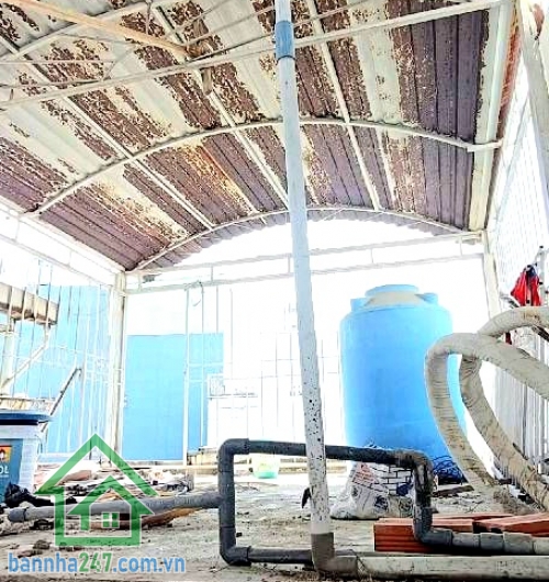 CHỈ 5,5 TỶ - NHÀ HẺM XE HƠI ĐỖ CỬA – VƯỜN LÀI – LÊ VĂN PHAN – TÂN PHÚ - 2 PN – 3 WC (mỗi tầng 1 WC) Diện tích: 28m² (4x 7)m Kết cấu: Trệt + Lửng + 2 Lầu + Sân thượng