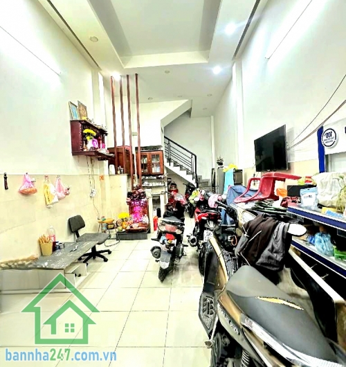 CHỈ 4,68 TỶ - NHÀ LÊ VĂN QUỚI – HẺM THÔNG – KHU NHÀ CAO TẦNG – 4 TẦNG KIÊN CỐ – 3PN 4WC Lê Văn Quới – khu dân cư hiện hữu, nhà xây đồng bộ Diện tích: 35m² (3,5m x 10m) Đúc kiên cố 3,5 tấm – tổng 4 tầng, 3 PN, 4 WC riêng từng tầng – sinh hoạt cực tiện