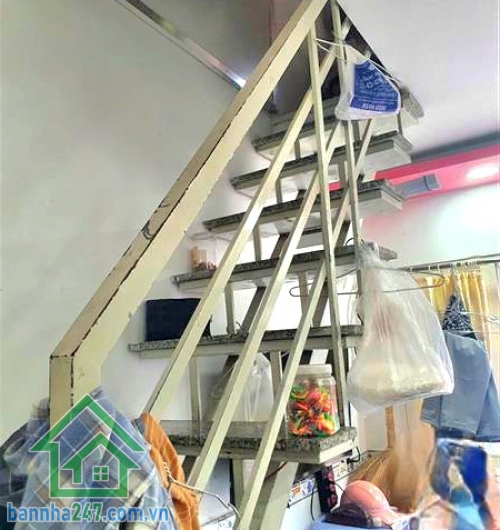 TRUNG TÂM TÂN PHÚ – NHÀ 2 TẦNG – HẺM XE TẢI – GIÁ CHỈ 2.2 TỶ DTSD: 32m² – đủ công năng. Kết cấu: 2 tầng, nhà còn chắc chắn, dọn vào ở ngay, vài bước ra mặt tiền, thuận tiện ở hay kinh doanh nhỏ.