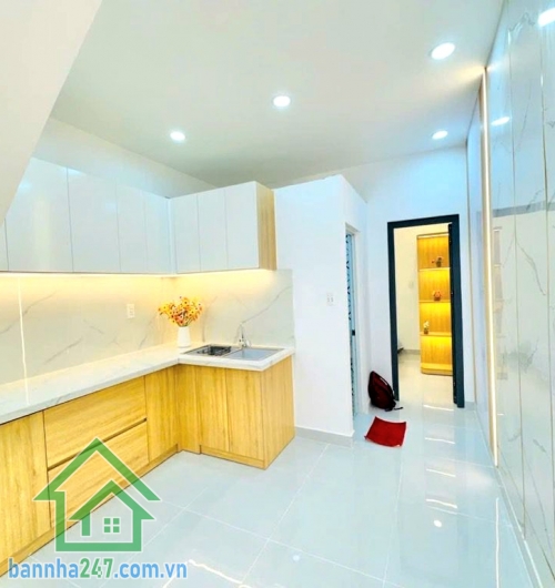 CHỈ 4,5 TỶ – NHÀ PHẠM VĂN BẠCH, P.15, TÂN BÌNH – 3PN – HẺM Ô TÔ – Ở NGAY Trung tâm Tân Bình – Phường 15 Diện tích đất: 29,9 m² Diện tích sàn: ~60 m² Kết cấu 1 trệt + 1 lầu 3 phòng ngủ rộng (có phòng ngủ dưới trệt) 2 WC. Nhà xây kiên cố, có thể nâng thêm 1