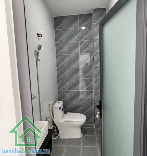 CHỈ 5,2 TỶ - BÁN NHÀ TÂN BÌNH – 56M² – 2 TẦNG – 3PN – 3WC – CHỈ 5,2 TỶ Nhà mới tinh, khách mua dọn vào ở ngay. Kết cấu: 2 tầng, có sân trước, 3PN, 3WC. 