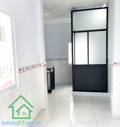 CHỈ 2,65 TỶ – NHÀ MỚI ĐẸP 3 TẦNG – GẦN HẺM XE HƠI 10M – SỔ HỒNG RIÊNG – Ở NGAY Vị trí: Gần BV Quận Tân Phú, UBND Phường, cách hẻm xe hơi 10m Khuông Việt, trung trung tâm khu dân cư an ninh, thuận tiện di chuyển mọi hướng.