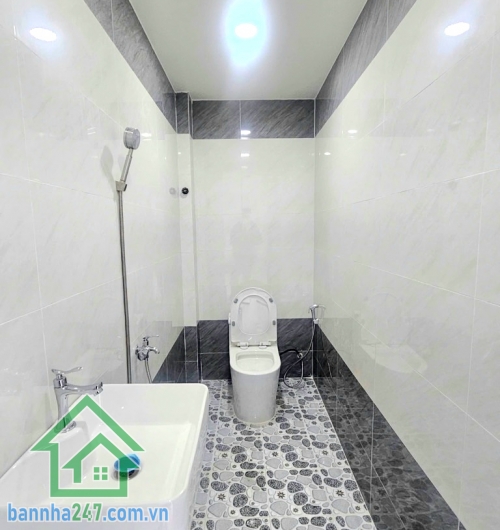 CHỈ 4,2 TỶ – NHÀ ĐẸP 2 TẦNG – 33m² (DT Sàn 54m²) – HẺM XE HƠI 6M – TÂN PHÚ - GẦN NHÀ THỜ TÂN HƯƠNG.  Nhà mới, vào ở ngay – tiện ích xung quanh đầy đủ. Kết cấu: Kết cấu: 1 trệt, 1 lầu có ban công. 2PN – 2WC – phòng khách – bếp đủ công năng. Hẻm trước nhà 6