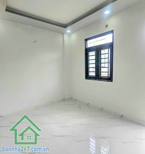 CHỈ 4,2 TỶ – NHÀ ĐẸP 2 TẦNG – 33m² (DT Sàn 54m²) – HẺM XE HƠI 6M – TÂN PHÚ - GẦN NHÀ THỜ TÂN HƯƠNG.  Nhà mới, vào ở ngay – tiện ích xung quanh đầy đủ. Kết cấu: Kết cấu: 1 trệt, 1 lầu có ban công. 2PN – 2WC – phòng khách – bếp đủ công năng. Hẻm trước nhà 6