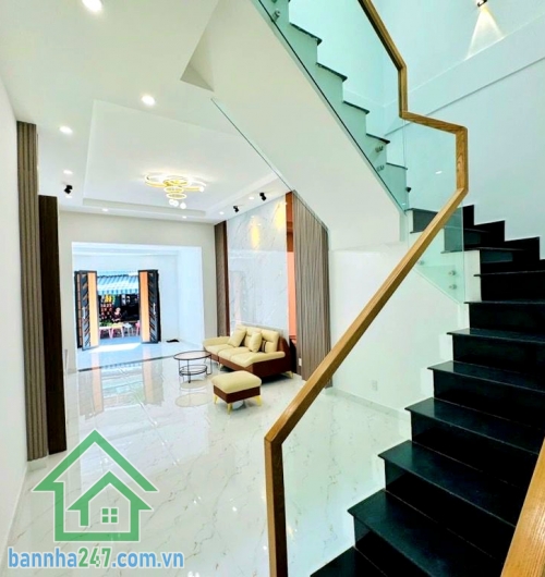 CHỈ 9,9 TỶ – NHÀ MẶT TIỀN VỪA Ở VỪA KINH DOANH -  ÂU CƠ – TÂN BÌNH – NGAY CHỢ BÀ QUẸO – KD ĐA NGÀNH  Diện tích: 62m² (4 x 15m) – nở hậu, sổ vuông đẹp. Kết cấu: 1 trệt + 2 lầu + sân thượng. Công năng: 3PN – 3WC, phòng khách, bếp, phòng thờ riêng. Sân thượn
