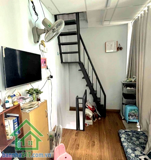 CHỈ 2,1 TỶ (BL) – NHÀ 3 TẦNG – NGAY CHỢ TÂN HƯƠNG – TÂN PHÚ - 2PN - 2WC Vị trí: Phạm Ngọc – Tân Phú Cách chợ Tân Hương vài bước – gần AEON Mall Tân Phú