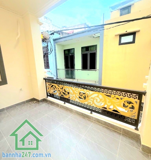 CHỈ 6,85 TỶ – NHÀ MỚI – SÁT MẶT TIỀN – VƯỜN LÀI, TÂN PHÚ - DT 56M² (4x14)M – 2 TẦNG – 3PN – HXH ĐỖ CỬA Thông tin chi tiết: • Diện tích: 56m² – vuông vức • Kết cấu: 1 trệt + 1 lầu, nhà mới đẹp • Công năng: 3PN – 2WC • Có phòng ngủ dưới trệt tiện người lớn 