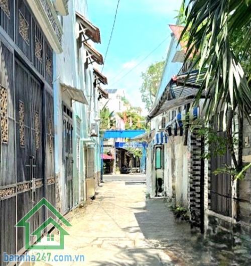 CHỈ 6,85 TỶ – NHÀ MỚI – SÁT MẶT TIỀN – VƯỜN LÀI, TÂN PHÚ - DT 56M² (4x14)M – 2 TẦNG – 3PN – HXH ĐỖ CỬA Thông tin chi tiết: • Diện tích: 56m² – vuông vức • Kết cấu: 1 trệt + 1 lầu, nhà mới đẹp • Công năng: 3PN – 2WC • Có phòng ngủ dưới trệt tiện người lớn 