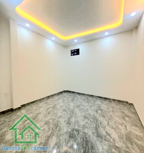 CHỈ 6,85 TỶ – NHÀ MỚI – SÁT MẶT TIỀN – VƯỜN LÀI, TÂN PHÚ - DT 56M² (4x14)M – 2 TẦNG – 3PN – HXH ĐỖ CỬA Thông tin chi tiết: • Diện tích: 56m² – vuông vức • Kết cấu: 1 trệt + 1 lầu, nhà mới đẹp • Công năng: 3PN – 2WC • Có phòng ngủ dưới trệt tiện người lớn 