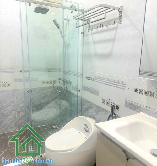 CHỈ 6,85 TỶ – NHÀ MỚI – SÁT MẶT TIỀN – VƯỜN LÀI, TÂN PHÚ - DT 56M² (4x14)M – 2 TẦNG – 3PN – HXH ĐỖ CỬA Thông tin chi tiết: • Diện tích: 56m² – vuông vức • Kết cấu: 1 trệt + 1 lầu, nhà mới đẹp • Công năng: 3PN – 2WC • Có phòng ngủ dưới trệt tiện người lớn 