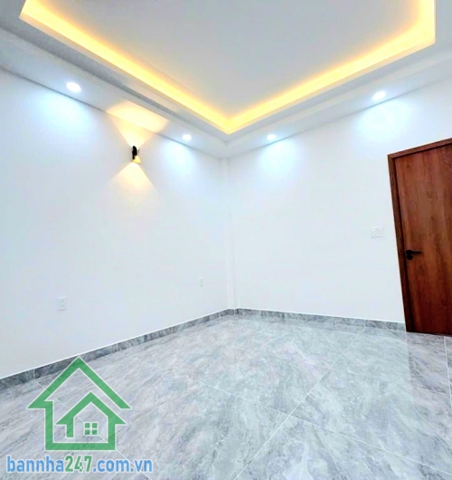 CHỈ 6,85 TỶ – NHÀ MỚI – SÁT MẶT TIỀN – VƯỜN LÀI, TÂN PHÚ - DT 56M² (4x14)M – 2 TẦNG – 3PN – HXH ĐỖ CỬA Thông tin chi tiết: • Diện tích: 56m² – vuông vức • Kết cấu: 1 trệt + 1 lầu, nhà mới đẹp • Công năng: 3PN – 2WC • Có phòng ngủ dưới trệt tiện người lớn 
