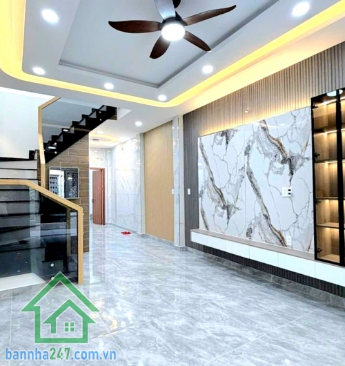 CHỈ 6,85 TỶ – NHÀ MỚI – SÁT MẶT TIỀN – VƯỜN LÀI, TÂN PHÚ - DT 56M² (4x14)M – 2 TẦNG – 3PN – HXH ĐỖ CỬA Thông tin chi tiết: • Diện tích: 56m² – vuông vức • Kết cấu: 1 trệt + 1 lầu, nhà mới đẹp • Công năng: 3PN – 2WC • Có phòng ngủ dưới trệt tiện người lớn 