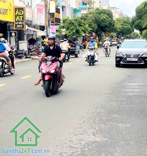 CHỈ 15,5 TỶ – MẶT TIỀN KINH DOANH ĐƯỜNG 20M – KHU SẦM UẤT TÂN PHÚ – TIỆN XÂY CAO TẦNG Vị trí đắc địa: • Mặt tiền đường lớn 20m, khu kinh doanh nhộn nhịp 