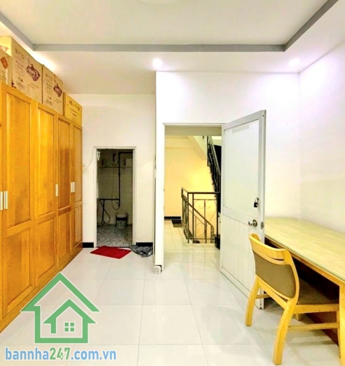 CHỈ 5,15 TỶ – HXH HUỲNH VĂN BÁNH – TRUNG TÂM PHÚ NHUẬN - NHÀ MỚI 3 TẦNG – 2PN MASTER – Ở NGAY Diện tích: 28m² (4,1m x 7m) Nở hậu 4,4m – phong thủy đẹp * * Trệt + 2 lầu BTCT * 2 PN Master – 3 WC