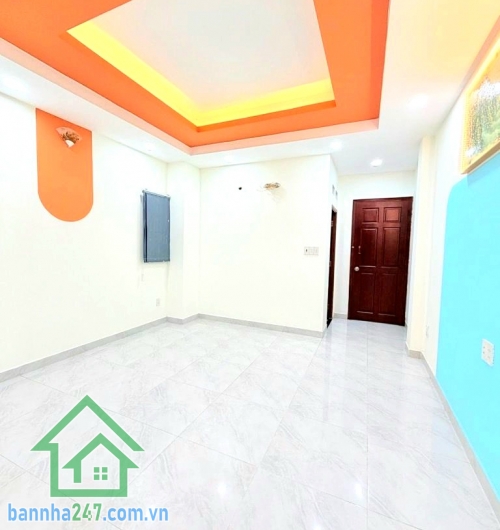 CHỈ 5,75 TỶ – SIÊU PHẨM MẶT TIỀN KÊNH NƯỚC ĐEN – 4 TẦNG – DTS 160M² - 3PN – 4WC * Diện tích: 4 x 10m * Diện tích sử dụng: ~160m² * Kết cấu: 1 trệt 3 lầu * Công năng: 3PN – 4WC. Phòng VIP sân thượng view bờ kênh cực chill, thoáng mát. Tặng nội thất hiện đạ