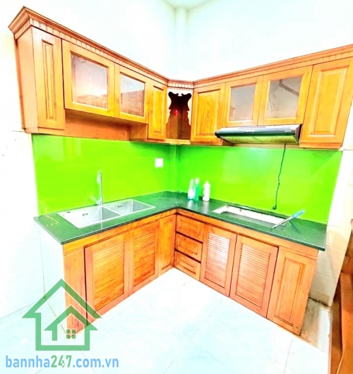 CHỈ 5,75 TỶ – SIÊU PHẨM MẶT TIỀN KÊNH NƯỚC ĐEN – 4 TẦNG – DTS 160M² - 3PN – 4WC * Diện tích: 4 x 10m * Diện tích sử dụng: ~160m² * Kết cấu: 1 trệt 3 lầu * Công năng: 3PN – 4WC. Phòng VIP sân thượng view bờ kênh cực chill, thoáng mát. Tặng nội thất hiện đạ