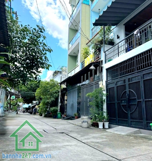 CHỈ 3,75 TỶ – NHÀ 3 TẦNG KIÊN CỐ – HẺM XE TẢI 7M THÔNG – GẦN AEON MALL – GIÁP TÂN PHÚ - DT: 32m² (3 tầng BTCT – 2PN, 2WC) Vị trí cực đẹp: vài bước ra Bình Long.