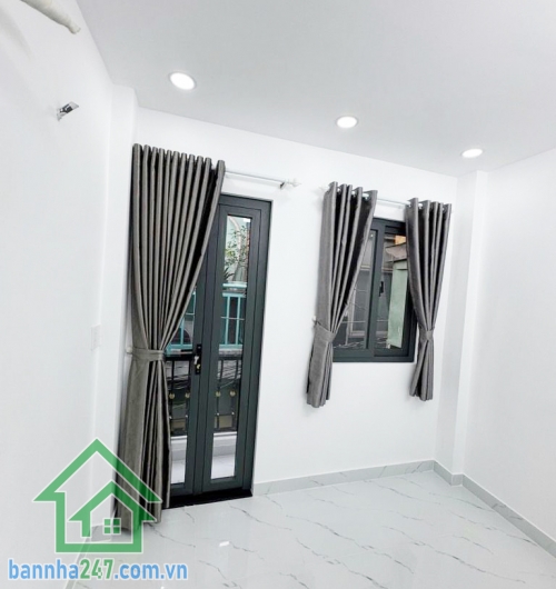 CHỈ 2,55 TỶ – NHÀ 3 TẦNG MỚI – KHU VIP BÌNH LONG Giáp Tân Phú – Ngay khu 4 Xã – Cách 1 căn ra MT lớn  Điểm mạnh cực hiếm trong tầm giá Vị trí đẹp – dân trí cao, khu vip gần Chợ Bình Long. Chỉ 1 căn ra mặt tiền đường lớn, giá trị tăng tốt. Hẻm xe hơi sát b